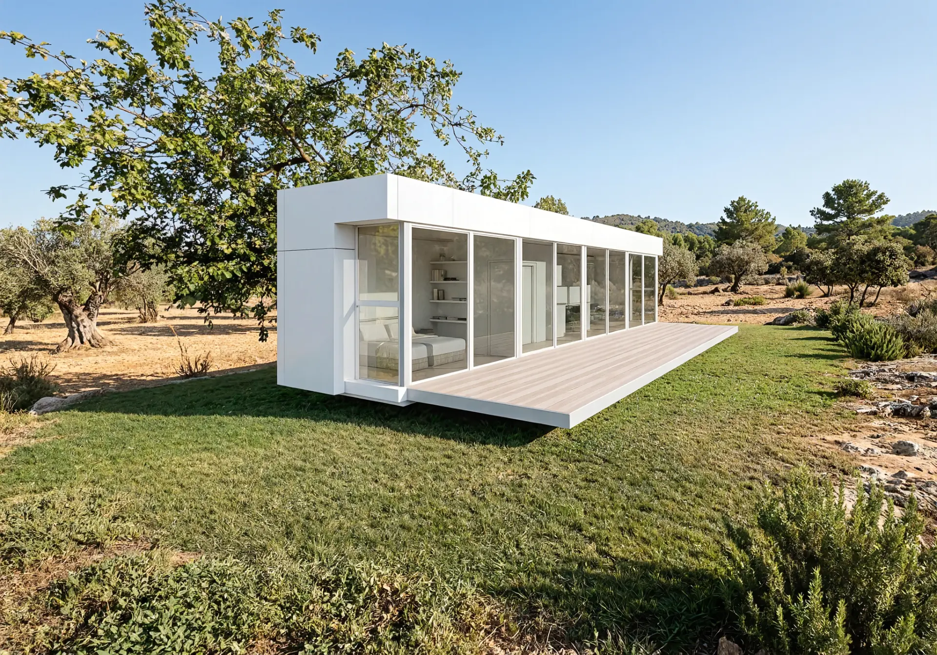 Modelo M bajo un árbol, con dormitorio y estantería visibles tras el vidrio